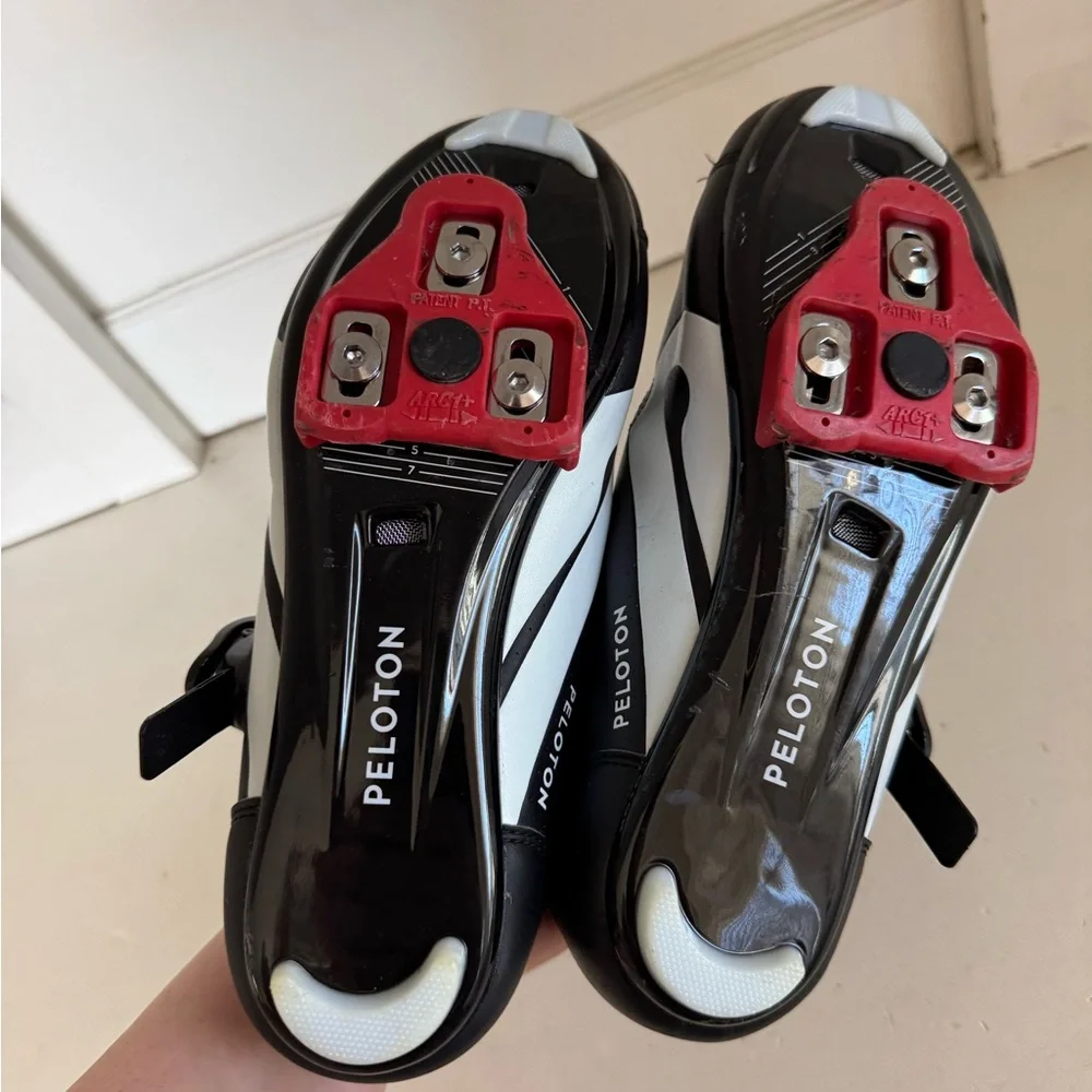 Peloton women’s cycling shoes size 38 (their US7).‎